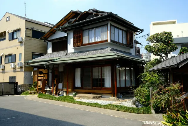 古民家リノベーション後の明るく整った住宅外観